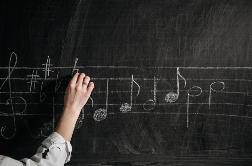 音楽を教える仕事の魅力とは？作曲・DTM講師になるための準備とキャリアパス
