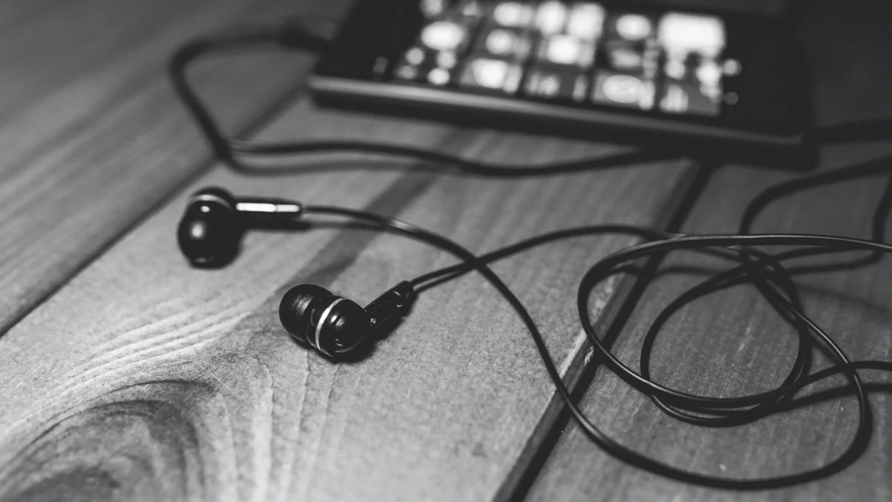 モニターヘッドホンとスピーカーの違いは?DTM初心者におすすめの選び方と配置