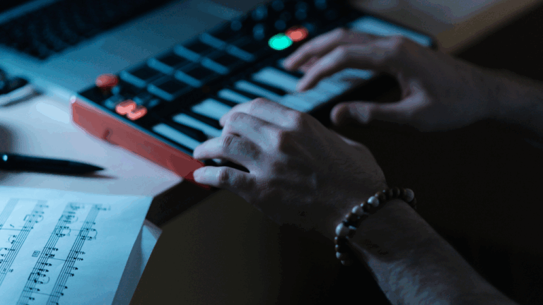 その作曲、まだマウスでカチカチやってる?MIDIキーボード一台で「スピード」と「表現力」を手に入れる方法