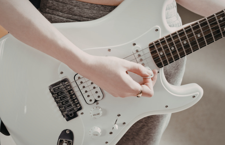 ギタリストこそ作曲に挑戦！コードワーク、リフ、メロディで個性を活かすギター作曲術