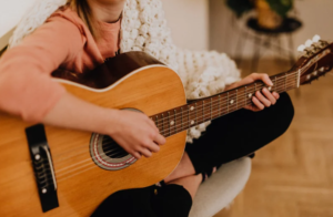 ギタリスト必見の作曲術！得意なリフやコードカッティングから独創的な楽曲を生み出すアイデア集