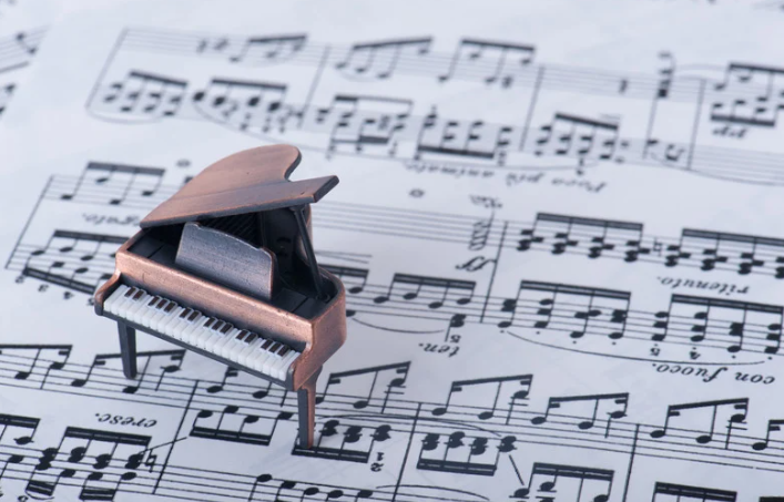 音楽スクールのピアノレッスンは作曲にどう活きる？コード理論・アレンジ・即興演奏への具体的な応用