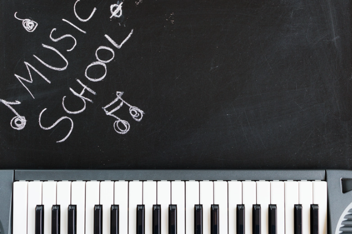 独学では得られない！音楽スクールの「体系的カリキュラム」が作曲スキルを効率的に伸ばす理由