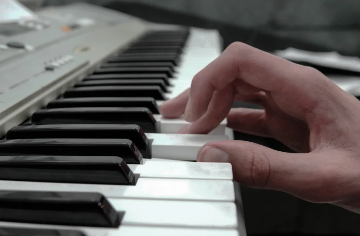 ピアノは作曲家の右腕？コード感覚とメロディ発想を同時に鍛える鍵盤楽器の秘密