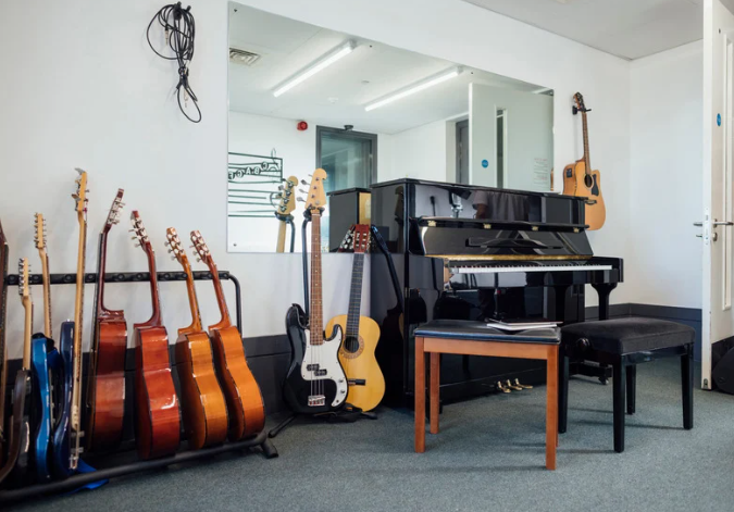 なぜプロ作曲家志望者は独学よりスクールが有利？5つの決定的理由と選び方のヒント