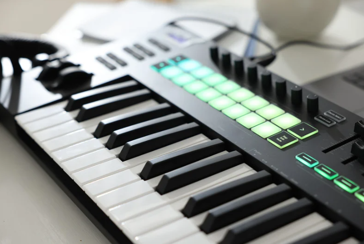 【MIDI打ち込み上達の秘訣】ベロシティとタイミング調整で機械っぽさを消し、人間味を加えるプロの技