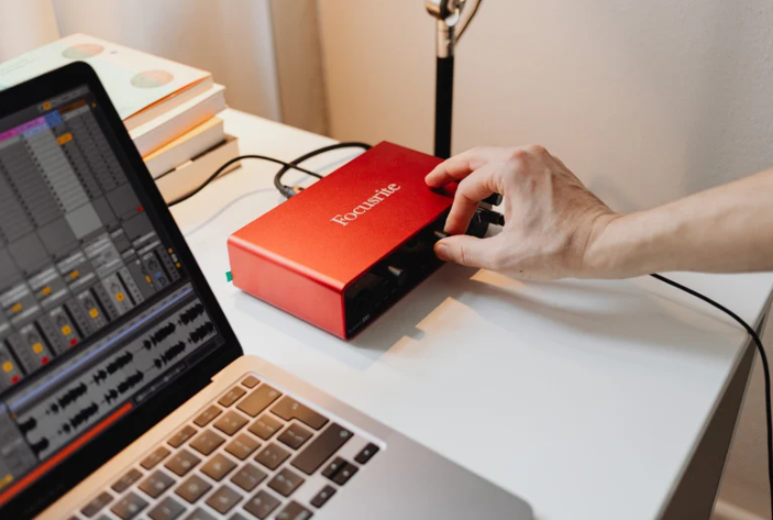 【ギターリフ作成講座】一聴で記憶に残る！キャッチーなギターリフ作りの秘訣と名曲リフ分析