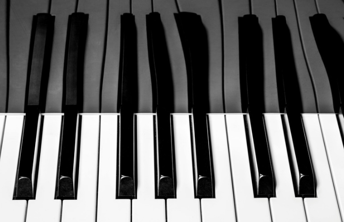 そのピアノ、視覚だけで作っていませんか？マウス打ち込みの限界を突破する「アナログ」な思考法