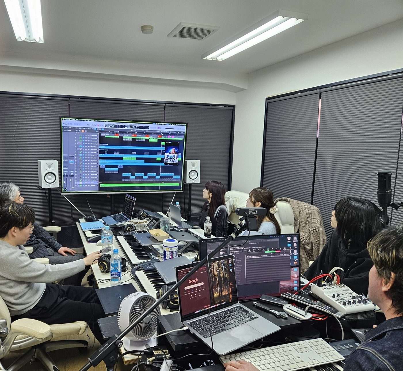 大画面のLogic Proを見ながら講師と受講生がレッスンを行うJBG音楽院の教室