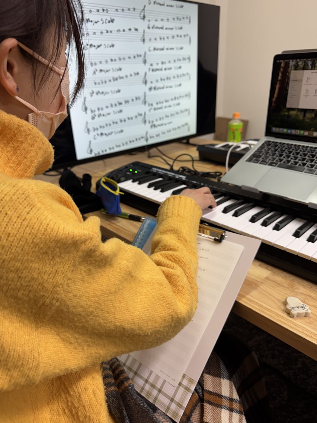 MIDIキーボードでスケールを弾きながら音楽理論を学ぶ受講生